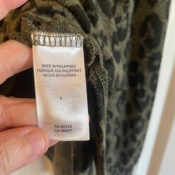 Lucky Brand Printed Brushed Hacci Henley size Large - Picture 11 of 13